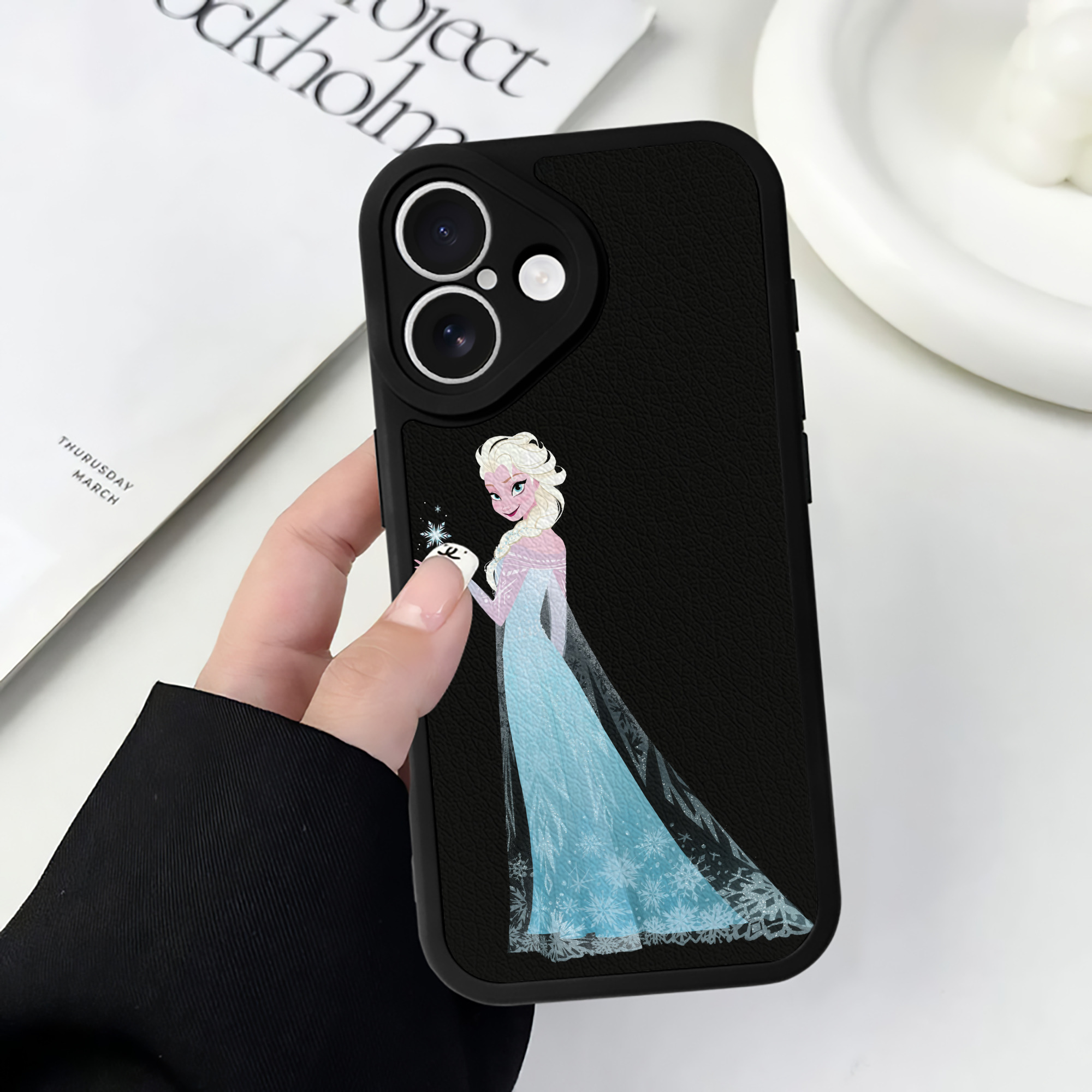（画像用） アナと雪の女王 アンナ エルサ Frozen Anna Elsa 【iPhone 16シリーズ対応】シリコンスマホケース（レザー調） 材質：シリコン